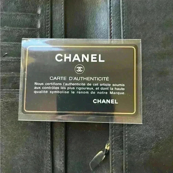 EUC Chanel Ivory quilted wallet. Comes with original ID card.Chanel box included - Picture 5 of 15